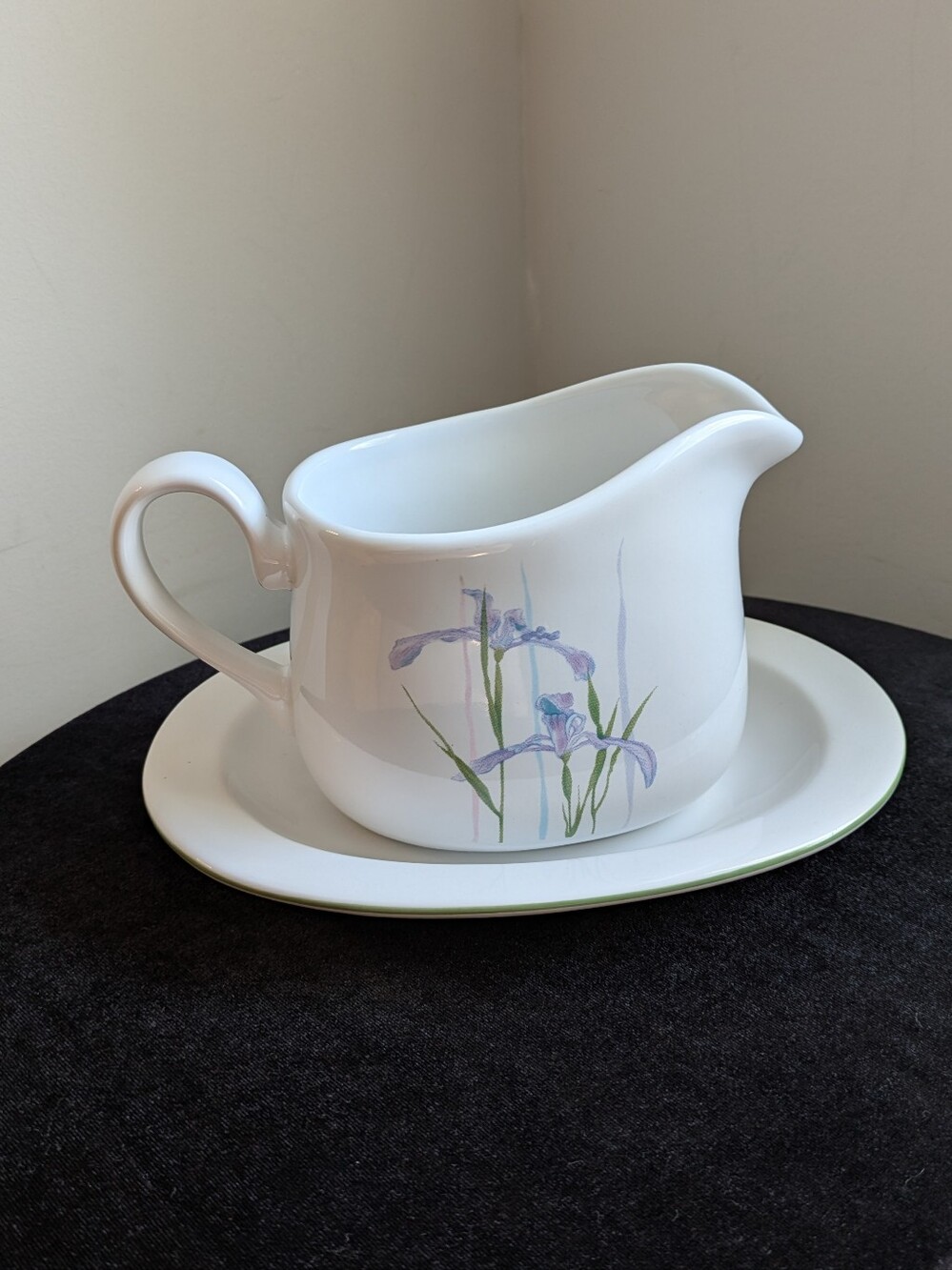 Corelle Stoneware Iris Gravy Boat With Plate